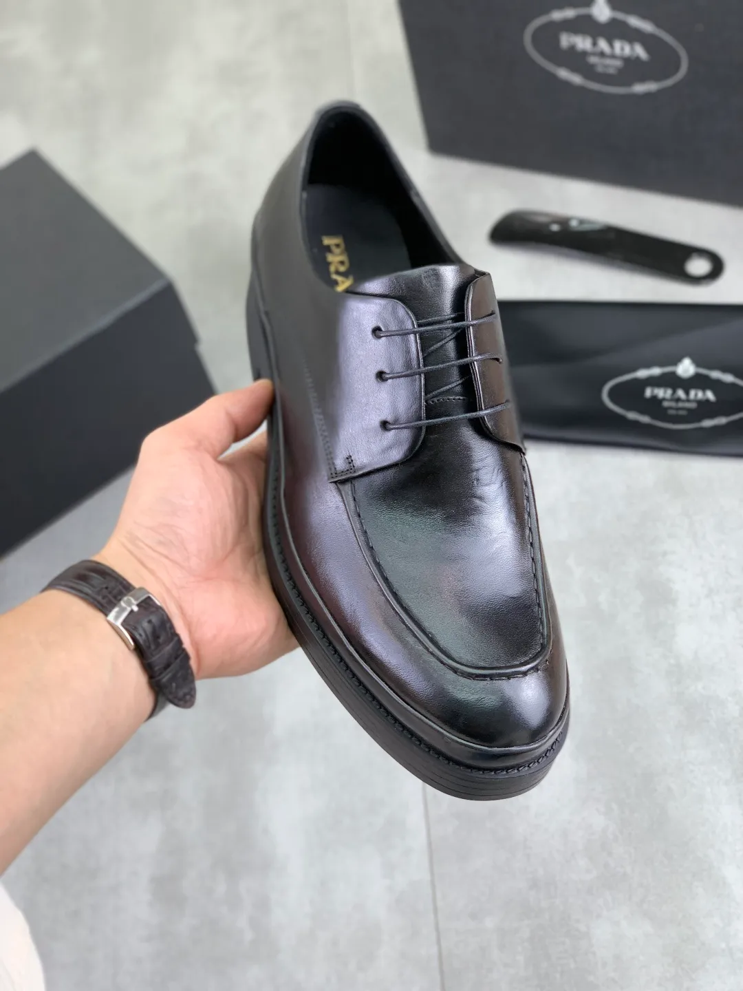Men's shoes 💰P520 New PRADA Prada spring new casual leather shoes Original purchase, development and production Prada men's classic series, technical breathable fabrics with cowhide, casual sports shoes, casual shoes, sports dad shoes combine high-tech breathable materials and cowhide, P family exclusive button decoration on the side. The outsole is full of P italic design and bright colors to show vitality and continue the brand design inspiration. Stroll around the city lightly and feel free and comfortable. Delivered in exquisite packaging 🛍📦 ▪️Material: original customized calfskin with breathable material ▪️Inner lining: cowhide lining ➕cowhide feet ▪️Outsole: open-molded TPU rubber material ▪️Sole thickness: 3.5CM ▪️Size: Men's 38-45 Black Colors available